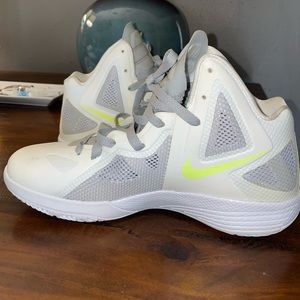 Nike Zoom Hyperfuse 2011
White/Metallic Luster-Wolf Grey-Volt/Team Red
